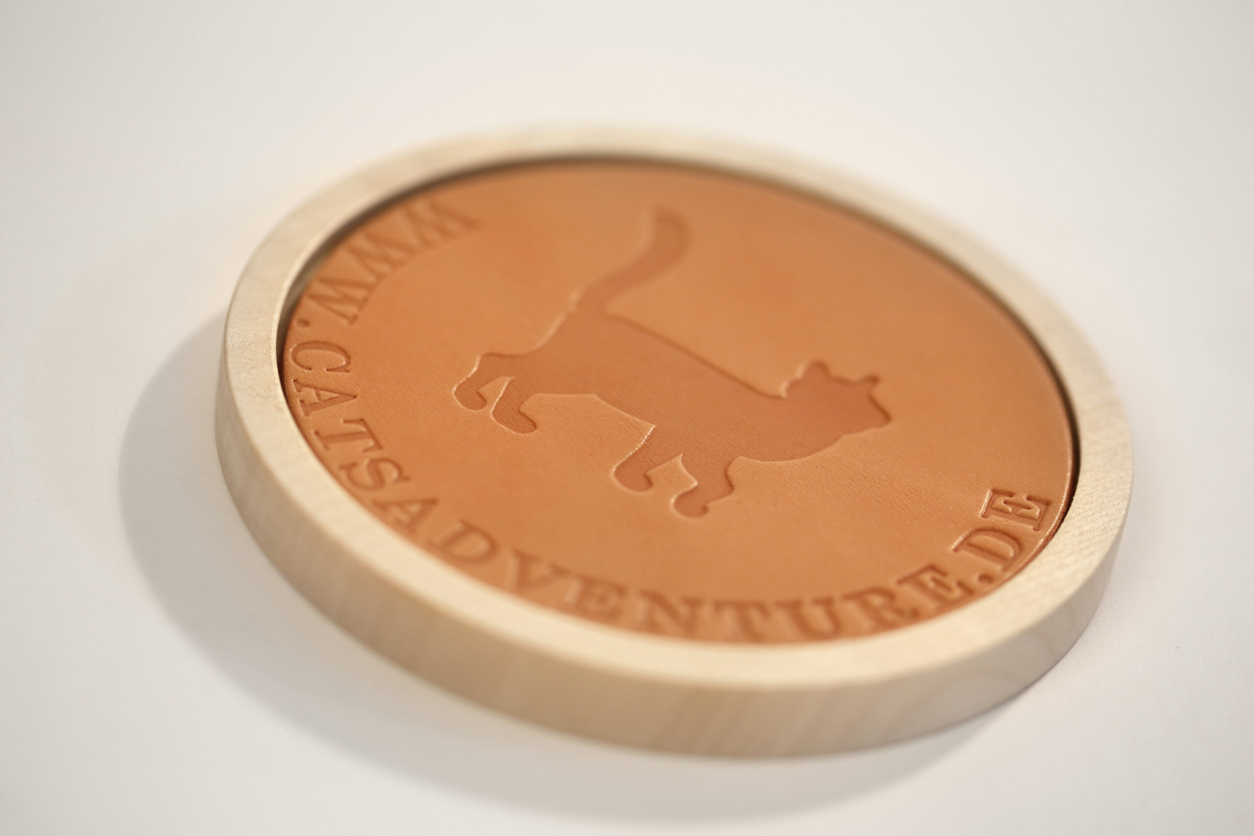 Untersetzer - Holzscheibe mit Echtledereinlage und Prägung